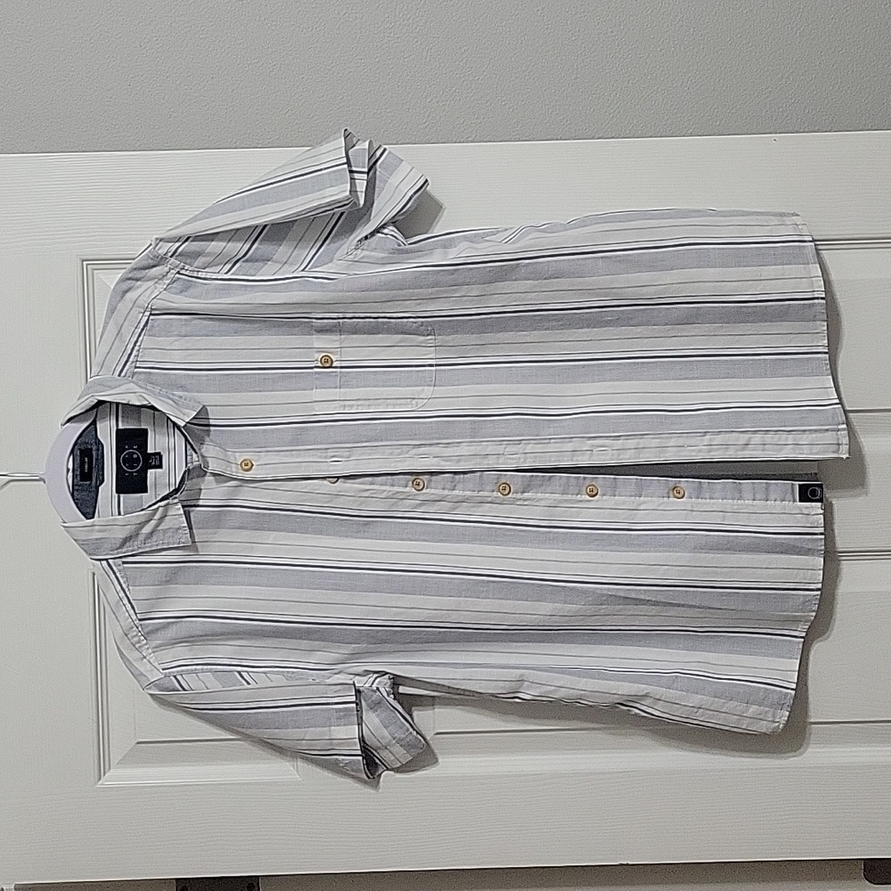 Men's short sleeved button up shirt